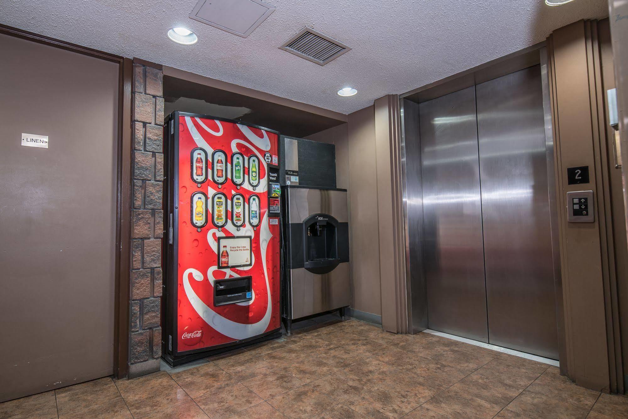 Argyll Plaza Hotel Эдмонтон Экстерьер фото