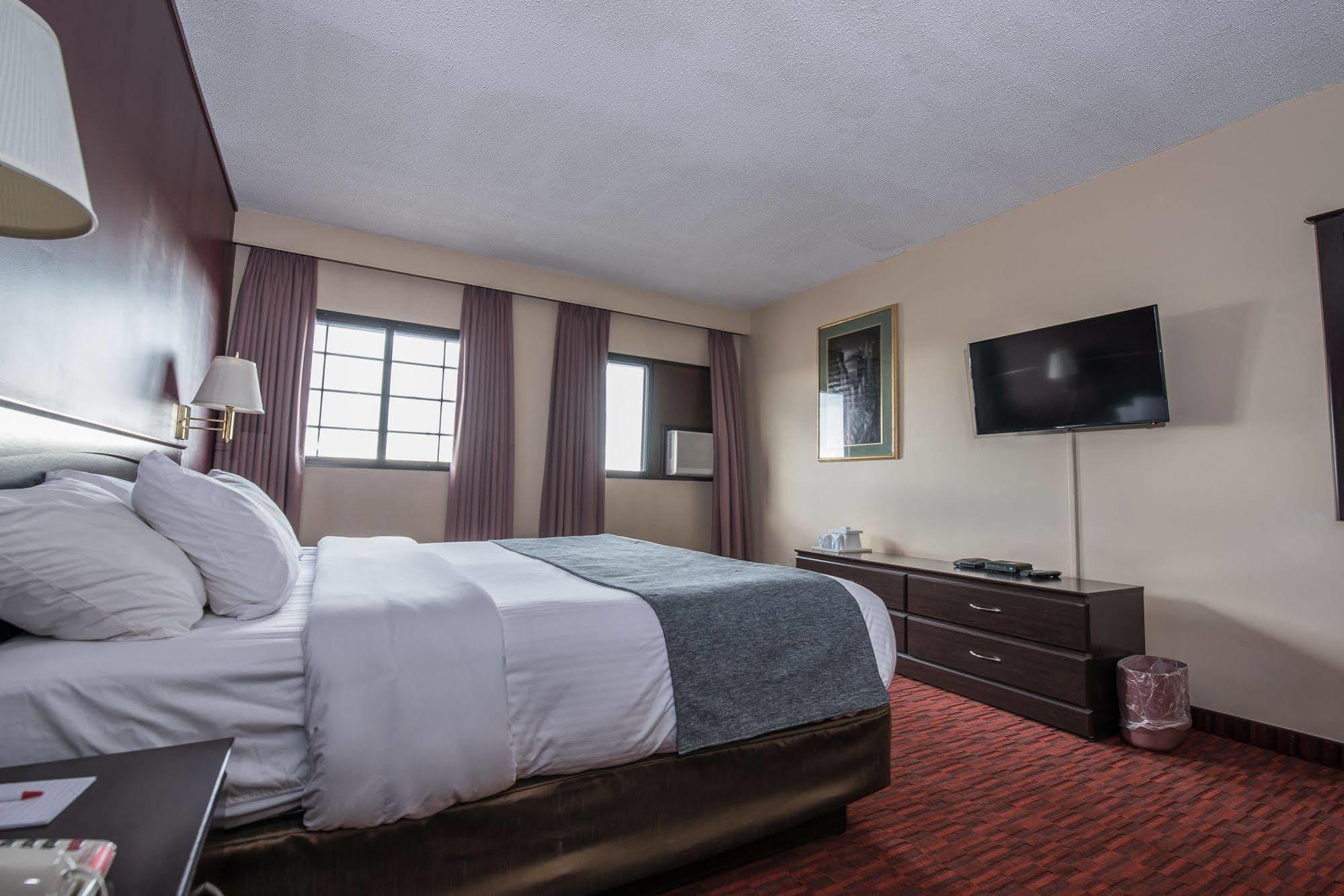 Argyll Plaza Hotel Эдмонтон Экстерьер фото